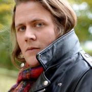 rover-revient-avec-son-pop-rock-melodique-video 